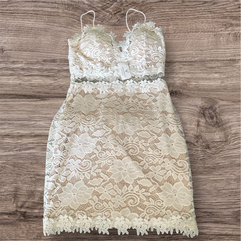 Windsor crochet lace dress - Picture 2 of 5